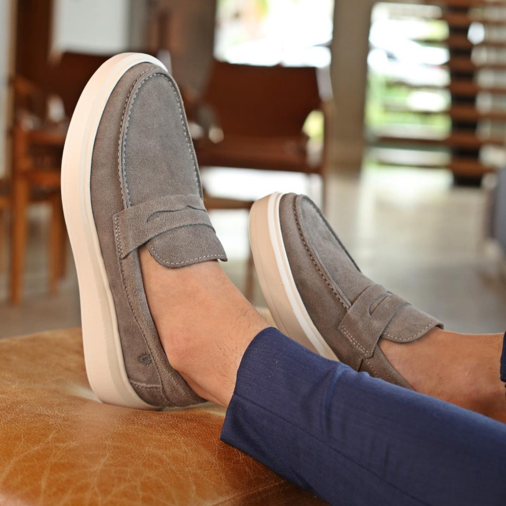 Sapato Mocassim Loafer Camurça Masculino – Solado Alto & Conforto Premium